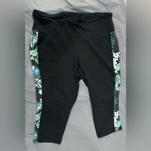 Black and Green Capri Leggings